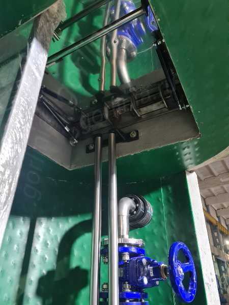 Люки технологические для канализационных насосных станций - вид снизу из камеры колодца